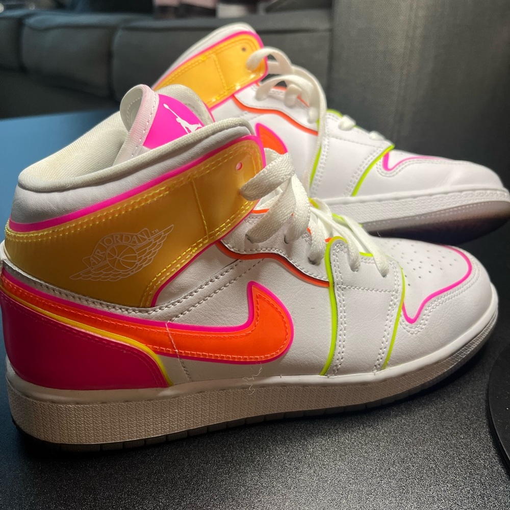 Jordan 1 Mid Edge Glow Big Kids 5.5 Women’s 7